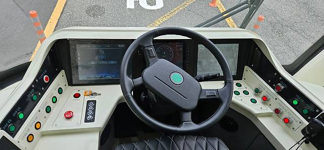 3칸 굴절버스 운전석. 김방현 기자