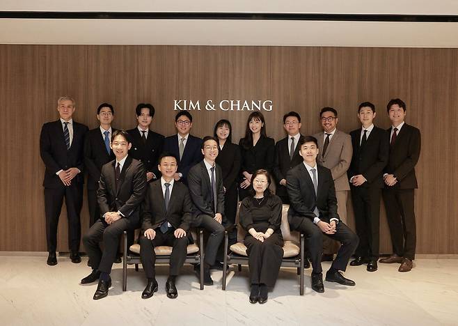 김앤장 법률사무소는 국내 최대 규모의 컴플라이언스그룹을 운영하고 있다. 앞줄 왼쪽부터 권혁찬 변호사, 이환범 변호사, 김한수 변호사, 곽지혜 외국변호사, 여훈 변호사. 뒷줄 왼쪽부터 강한철 변호사, 이기영 변호사, 이형우 외국변호사, 채동윤 외국변호사, 양지애 변호사, 기소현 변호사, 고필형 변호사, 이준용 외국변호사, 강인제 변호사, 최규원 변호사. [사진 김앤장]