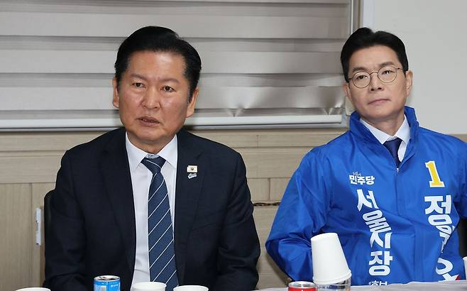 정청래 더불어민주당 대표가 지난달 19일 서울 송파구 잠실학생체육관에서 열린 환경공무관 한마음 축제에 앞서 열린 간담회에서 발언을 하고 있다. 오른쪽은 서울시장 예비후보인 정원오 전 성동구청장. 연합뉴스