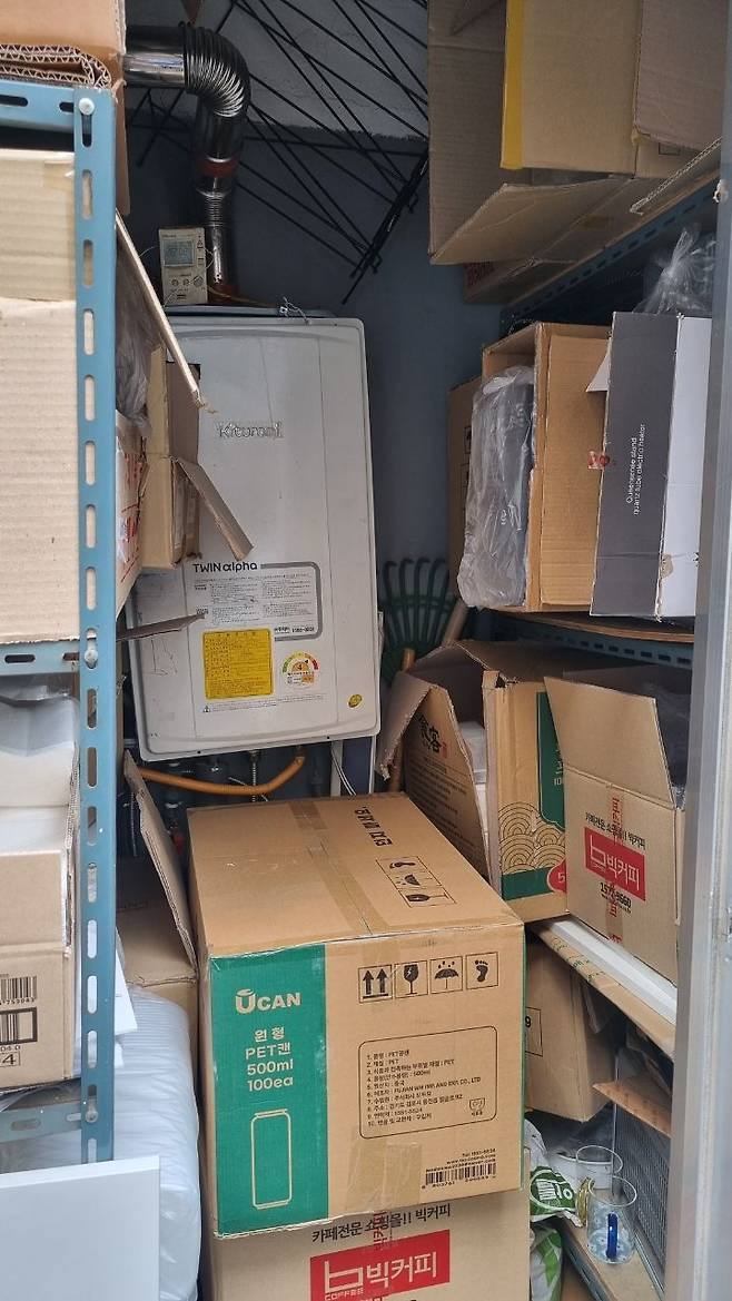 서울의 한 소상공인이 포장 용기를 대량 구매해 가게에 쌓아 둔 모습, 사진 독자 제공