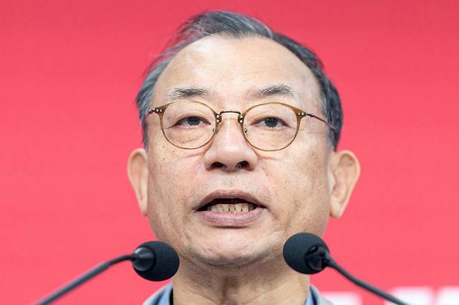 이정현 국민의힘 공천관리위원장이 3월 31일 서울 여의도 중앙당사에서 사퇴 기자회견을 하고 있다. 이 위원장은 "경기지사 후보를 제외하고는 광역단체장에 대한 중앙당 공관위 차원에서 할 수 있는 일은 거의 마무리가 됐다"며 "지금 곧바로 시급하게 진행돼야 할 것은 바로 국회의원 재보궐 선거 공천이며 이는 중앙당에서 해주길 바라는 마음"이라고 말했다. 뉴스1