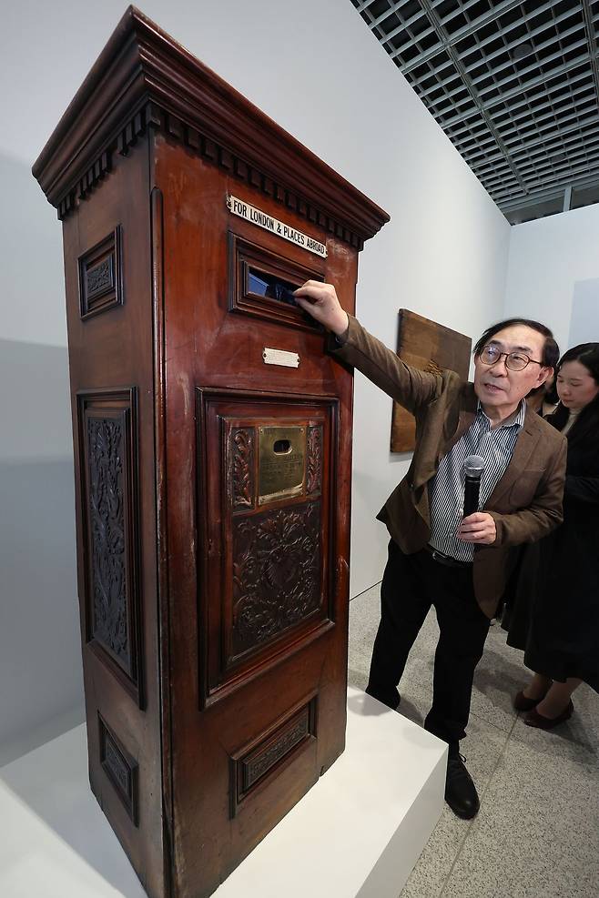 1982년 뉴욕 휘트니 미술관 전시에 출품됐던 '런던과 해외를 위하여(우편함)'을 설명하는 조카 켄 하쿠다. 연합뉴스