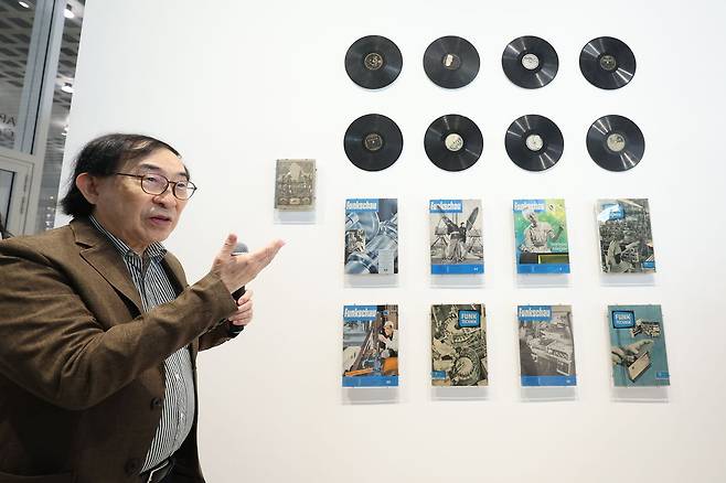 초기작 '미디어 샌드위치'(1961~64)을 설명하는 켄 하쿠다. 연합뉴스