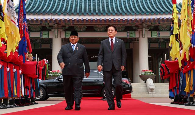 ▲ 이재명 대통령이 1일 청와대에서 국빈 방한한 프라보워 수비안토 인도네시아 대통령과 공식 환영식장으로 향하고 있다. 연합뉴스