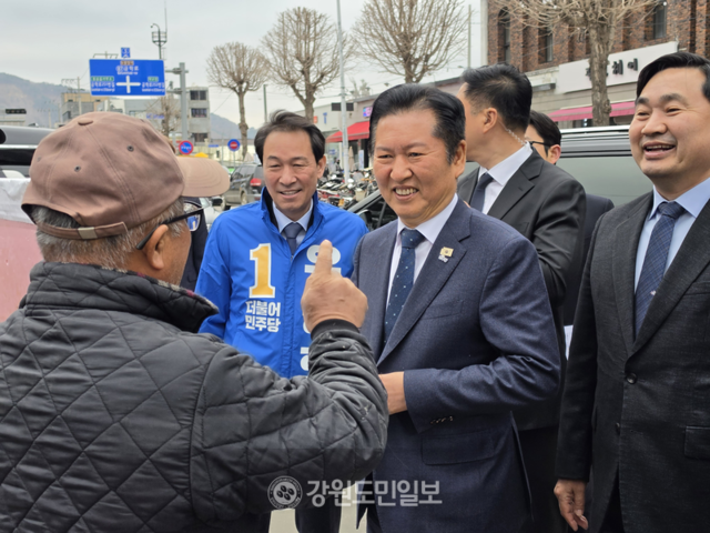 ▲ 정청래 더불어민주당 당대표와 당지도부는 1일 철원 새마을금고 본점 대회의실에서 제251차 강원 현장 최고위원회를 열고 우상호 예비후보 지원사격에 나섰다. 이정호 기자