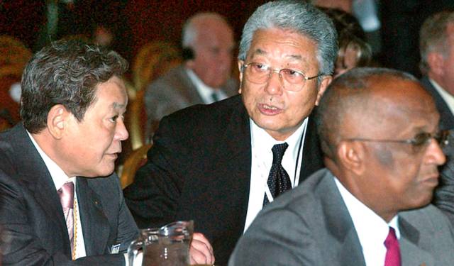 ▲ 북한 장웅 전 IOC 위원이 지난달 29일 사망했다. 사진은 지난 2003년 7월 체코 프라하에서 열린 IOC 총회에서 이건희 IOC 위원(왼쪽)과 이야기를 나누는 장웅 위원. 연합뉴스