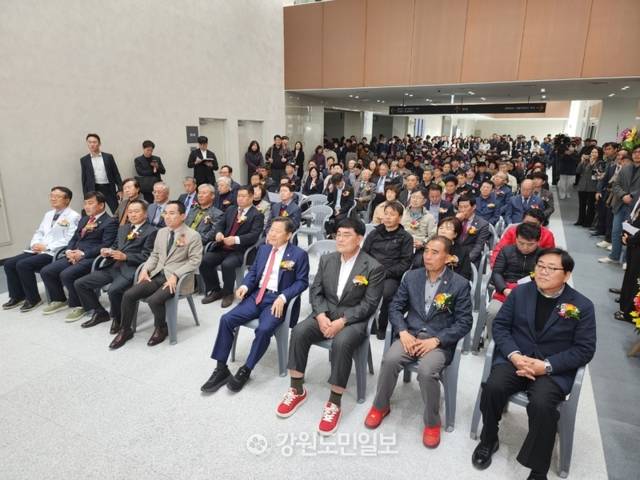 ▲ 강원 남부권 거점 공공병원인 삼척의료원 이전·신축 준공식이 1일 정상동 현지에서 김진태 지사와 이철규 국회의원, 김시성 도의장, 박상수 삼척시장, 권정복 삼척시의장 등을 비롯해 주민 200여명이 참석한 가운데 열렸다.
