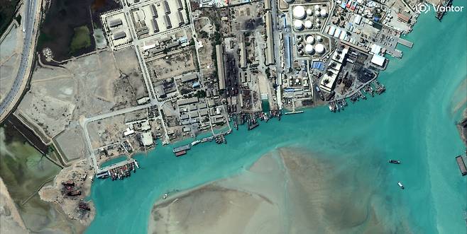 이란 부셰르 원전 인근 해군 시설이 지난 3월 17일 이스라엘 공격으로 피해 본 위성 사진 (로이터 연합)