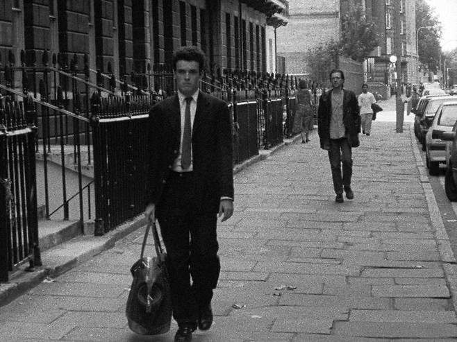 2026년 1부, 2027년 2부를 진행하는 다원예술의 가교 역할을 하는 1998년 크리스토퍼 놀란의 첫 장편 영화 '미행' 스틸컷. /국립현대미술관 제공