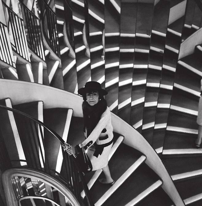 1965년 프랑스 파리 샤넬 본점에서 세실 비튼이 촬영한 가브리엘 샤넬. /© Condé Nast