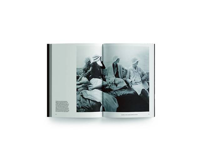 1928년 7월 15일 자 <보그> 화보. 선원복에서 영감받은 샤넬의 마린 스타일을 담았다. /Thames&Hudson