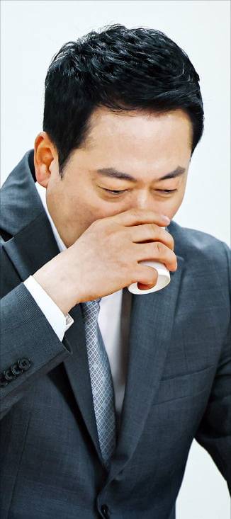 < 속타네 > 장동혁 국민의힘 대표가 1일 서울 염리동 한 아파트 단지 주민들과 연 부동산 시장 점검 간담회에서 물을 마시고 있다. /뉴스1