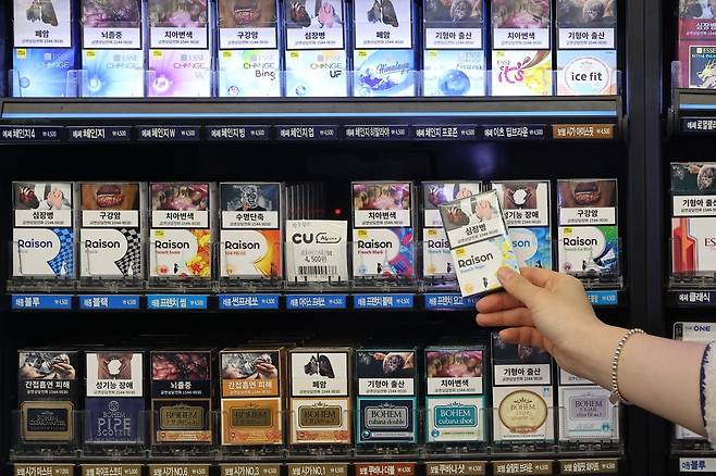 서울 시내 한 편의점의 담배 판매대 모습 / 한경DB