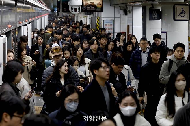 최근 중동 전쟁 장기화로 고유가가 이어지며 출퇴근 비용 절감을 위해 대중교통을 이용하는 시민이 증가하고 있다. 사진은 지난 18일 서울 광화문역 이용객 모습. 문재원 기자