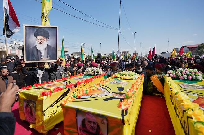 지난달 5일(현지시간) 이라크 수도 바그다드 남서쪽 바빌주에서 미군 공습으로 숨진 친이란 민병대 ‘카타이브 헤즈볼라’ 대원들의 장례식이 열리고 있다. AP연합뉴스