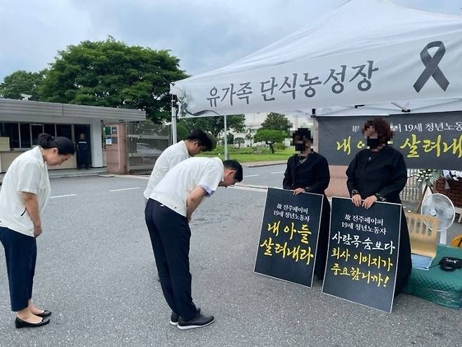 전주페이퍼 대표이사는 7일 공장에서 작업 중 사망한 19세 노동자 A씨의 분향소를 찾아 유가족에게 사과하고 있다. 민주노총 전북본부 제공