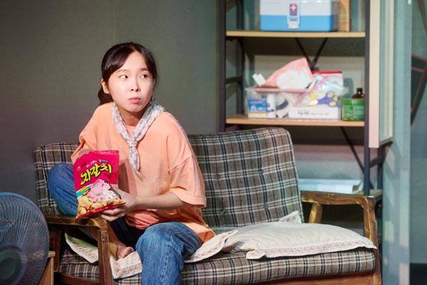 제44회 부산연극제에서 특별히 마련한 1인극 릴레이 ‘나, 그리고...’에 출연하는 배우 김영화. 부산연극협회 제공