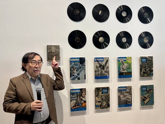 Ken Hakuta, Executor of the Nam June Paik Estate and Paik's nephew, speaks to reporters at the APMA Cabinet in Yongsan District, central Seoul, on April 1. Behind Hakuta is Paik's installation titled “Media Sandwich" (1961-64). [LEE JIAN]