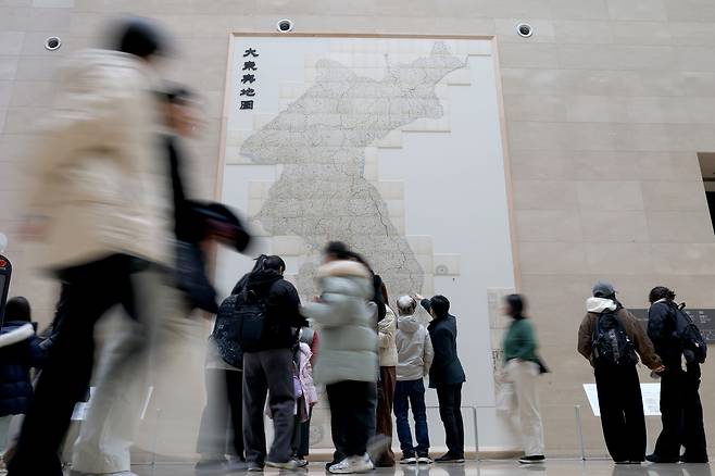 Visitors to the National Museum of Korea pass by a display of the Daedongyeojido, Korea's first large-scale map created in the 19th century by the Korean cartographer Kim Jeong-ho, at the museum's first floor on Feb. 12. [NEWS1]