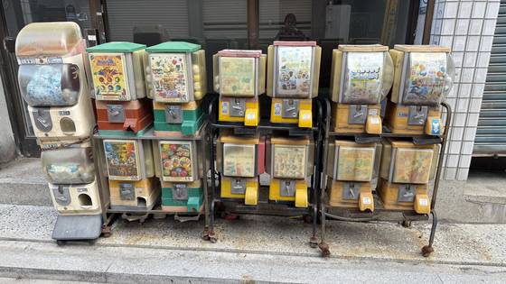 Old toy vending machines are placed in front of a closed shop in Dapsimni-dong on March 8. [WOO JI-WON]