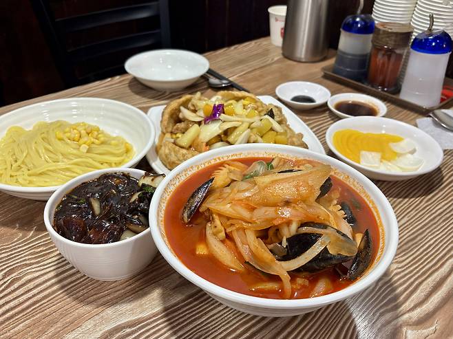 Dishes at the Korean Chinese restaurant Yeonghwaru in Nuha-dong on Feb. 13. [LEE JIAN]