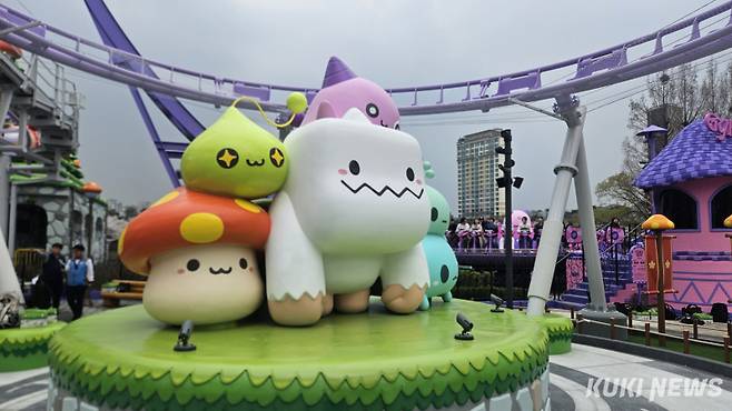 1일 넥슨이 롯데월드 어드벤처 ‘매직 아일랜드’에 조성한 '메이플 아일랜드'에 '메이플스토리' 캐릭터 조형물이 설치돼 있다. 송한석 기자