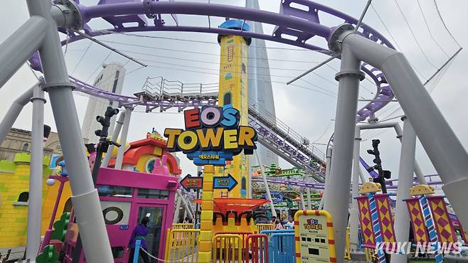 1일 넥슨이 롯데월드 어드벤처 ‘매직 아일랜드’에 조성한 메이플 아일랜드에 에오스 타워가 설치돼 있다. 송한석 기자