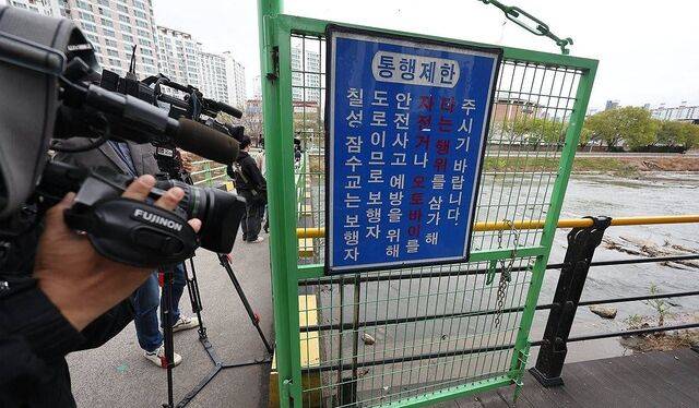 31일 대구 북구 칠성동 잠수교 아래 신천에서 여성의 시신이 담긴 캐리어가 발견된 가운데 캐리어가 발견된 지점에서 취재진이 취재하고 있다. 연합뉴스