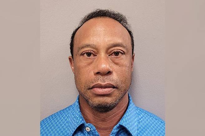 ‘골프황제’ 타이거 우즈가 지난 27일(현지시간) 교통사고를 낸 현장에서 음주 또는 약물운전 혐의로 체포될 당시 우즈의 주머니에서 마약성 진통제가 발견된 것으로 알려졌다. [연합뉴스]