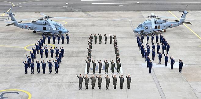 해군항공사령부 장병들이 신형 해상작전헬기 MH-60R 인수식을 하루 앞둔 3월 31일(화) 경남 진해 제62해상항공전대에서 MH-60R을 배경으로 대한민국 해양수호를 다짐하고 있다. [해군]