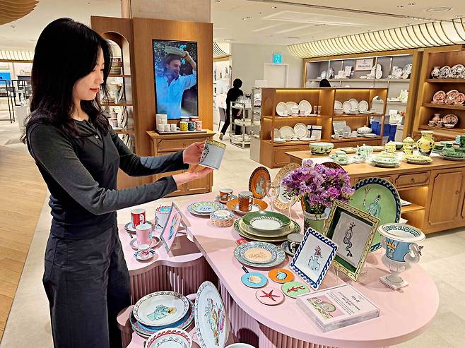 서울시 중구 소공동에 위치한 롯데백화점 본점 8층 리빙관에서 상품을 구경하고 있는 모습. 롯데백화점