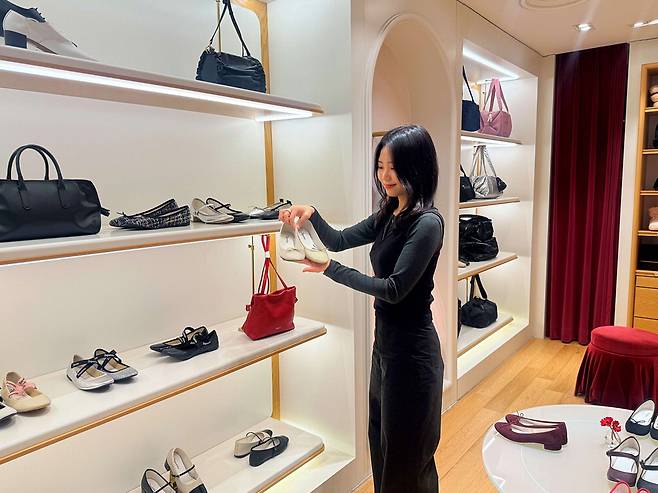 서울시 중구 소공동 롯데백화점에서 패션 상품을 구경하고 있는 모습. 롯데백화점