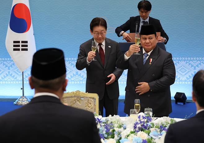 이재명 대통령과 프라보워 수비안토 인도네시아 대통령이 1일 청와대에서 열린 공식오찬에서 건배하고 있다. 2026.4.1. 청와대사진기자단 김호영기자