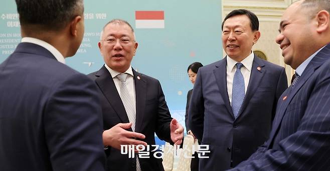 정의선 현대차그룹 회장과 신동빈 롯데그룹 회장이 1일 청와대에서 열린 한-인도네시아 정상회담 오찬에서 참석자들과 대화하고 있다. 2026.4.1 청와대사진기자단 김호영기자