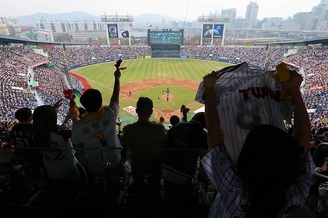 지난달 29일 서울 송파구 잠실야구장에서 열린 프로야구 2026 KBO리그 kt wiz와 LG 트윈스의 경기에서 관중들이 응원전을 펼치고 있다. 연합뉴스