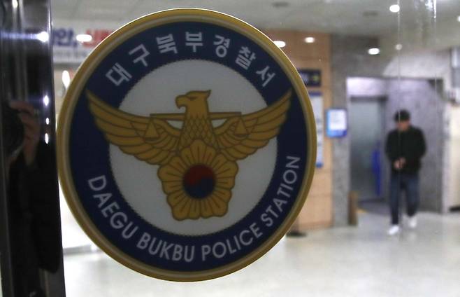 31일 오후 대구 북부경찰서에서 경찰 관계자가 오가고 있다. 앞서 경찰은 이날 오전 대구 북구 칠성동 잠수교 아래 신천에서 여성의 시신이 담긴 캐리어를 발견했다. 이후 해당 여성을 살해한 범인이 딸과 사위임을 확인하고 긴급체포했다. [연합뉴스]