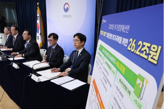 박홍근 기획예산처 장관이 27일 세종시 정부세종청사에서 중동 사태 대응을 위한 2026년도 추가경정 예산안에 대해 브리핑하고 있다. (사진=연합뉴스)