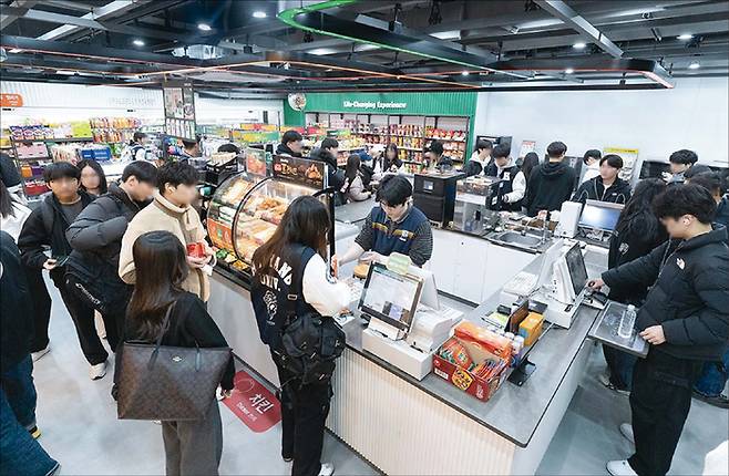 편의점 세븐일레븐을 운영하는 코리아세븐의 수장이 깜짝 교체돼 배경을 두고 업계 관심이 쏠린다. 사진은 세븐일레븐 뉴웨이브 한양대프라자점. (코리아세븐 제공)