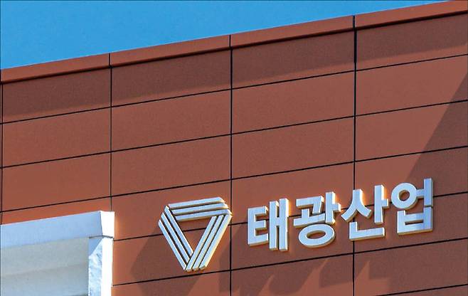 서울 영등포구 양평동5가에 위치한 롯데홈쇼핑 사옥(위). 서울 중구 장충동2가에 위치한 태광산업 사옥(아래). (연합뉴스, 윤관식 기자)