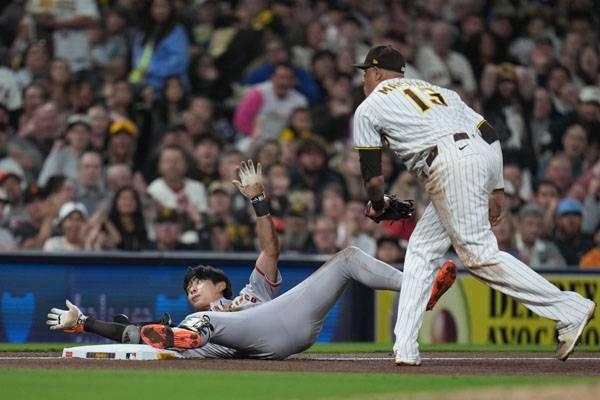 이정후의 5회초 이 장면은 비디오 판독 끝에 아웃이 확인됐다. 사진= AP= 연합뉴스 제공