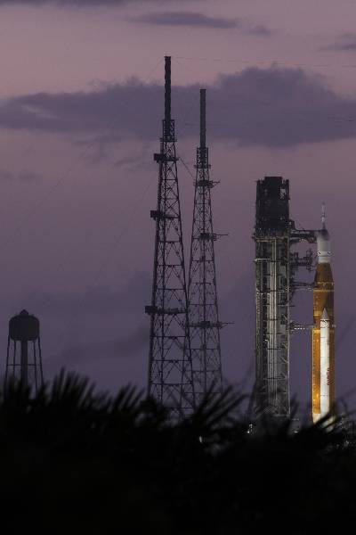 오리온 우주왕복선을 실은 발사체 SLS가 플로리다주 케네디우주센터 발사대에 기립한 모습. /사진=NASA