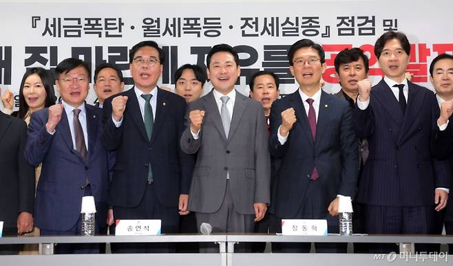 [서울=뉴시스] 홍효식 기자 = 국민의힘 장동혁 대표와 송언석 원내대표가 1일 오전 서울 마포구 마포자이더센트리지 아파트 단지 내 회의실에서 열린 '세금폭탄·월세폭등·전세실종' 점검 및 '내 집 마련의 자유를' 공약 발표에서 지역 주민, 부동산 관계들과 함께 기념촬영하고 있다. 2026.04.01. yesphoto@newsis.com /사진=홍효식