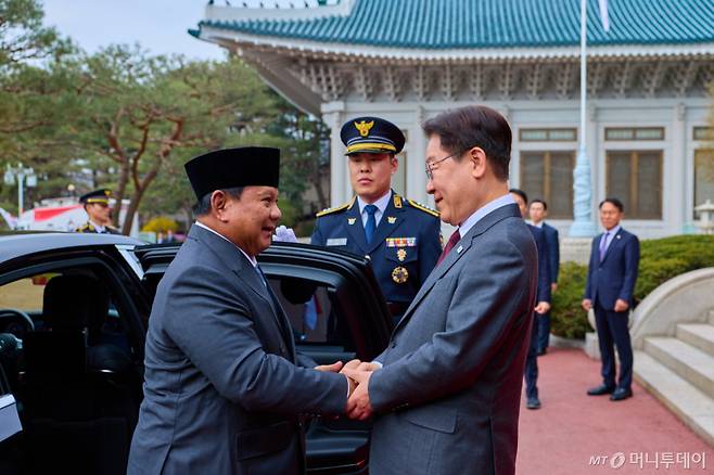 (서울=뉴스1) 이재명 기자 = 이재명 대통령이 1일 청와대에서 국빈 방한한 프라보워 수비안토 인도네시아 대통령을 영접하고 있다. (청와대 제공. 재판매 및 DB 금지) 2026.4.1/뉴스1  Copyright (C) 뉴스1. All rights reserved. 무단 전재 및 재배포,  AI학습 이용 금지. /사진=(서울=뉴스1) 이재명 기자