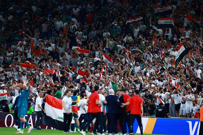 이라크가 볼리비아를 제치고 40년 만에 국제축구연맹(FIFA) 월드컵 본선에 진출했다. 사진은 지난달 31일(현지시각) 멕시코 몬테레이 몬테레이스타디움에서 열린 FIFA 대륙 플레이오프에서 이긴 이라크 팀을 향해 팬들이 환호한 모습. /로이터=뉴스1