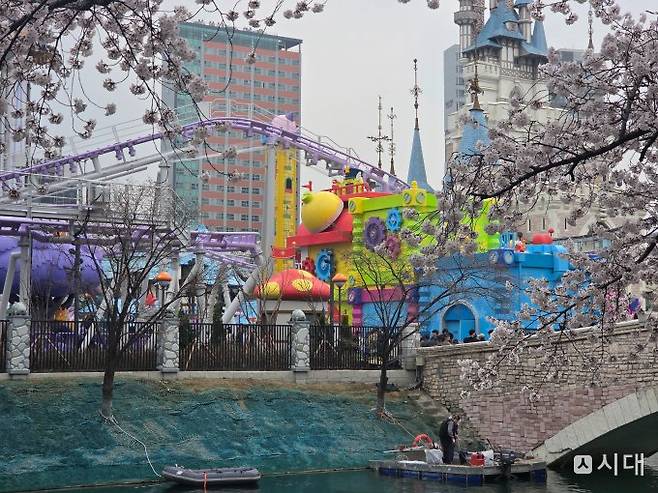 석촌호수에서 본 메이플 아일랜드 전경. /사진=김미현 기자