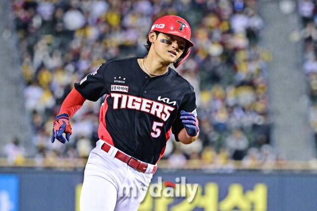 31일 서울 잠실야구장에서 열린 '2026 신한 SOL BANK KBO리그' LG 트윈스와 KIA 타이거즈 경기.KIA 김도영이 2회초 2사 2루에 투런포를 친 후 주루하고 있다./잠실=한혁승 기자