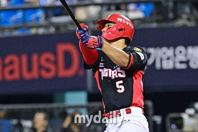 31일 서울 잠실야구장에서 열린 '2026 신한 SOL BANK KBO리그' LG 트윈스와 KIA 타이거즈 경기.KIA 김도영이 2회초 2사 2루에 투런포를 치고 있다.