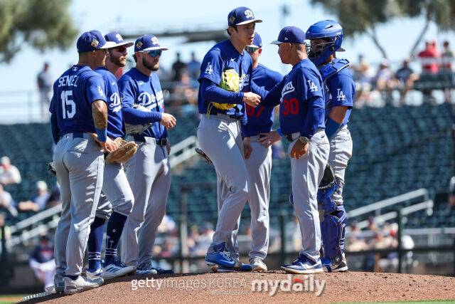 LA 다저스 데이브 로버츠 감독이 사사키 로키를 강판시키고 있다./게티이미지코리아