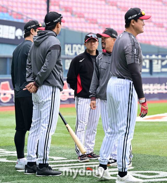 3연패에 빠진 LG 선수들이 훈련을 하고 있다 / 잠실 = 유진형 기자 zolong@mydaily.co.kr