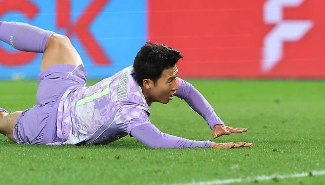 31일(현지시간) 오스트리아 빈 에른스트 하펠 스타디움에서 열린 한국 축구 국가대표팀과 오스트리아의 평가전에서 손흥민이 본인의 슈팅이 득점에 실패하자 아쉬워하고 있다. [연합]